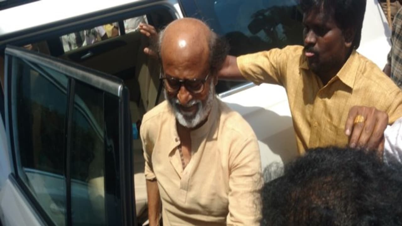 போட்டுத்தாக்கும் "ரஜினி"... கதிகலங்கும் சில பல அரசியல் வாதிகள்...! சூடேற்றிய "சமூக விரோதிகள்" என்ற சொல்... போட்டுத்தாக்கும் "ரஜினி"... கதிகலங்கும் சில பல அரசியல் வாதிகள்...! சூடேற்றிய "சமூக விரோதிகள்" என்ற சொல்...