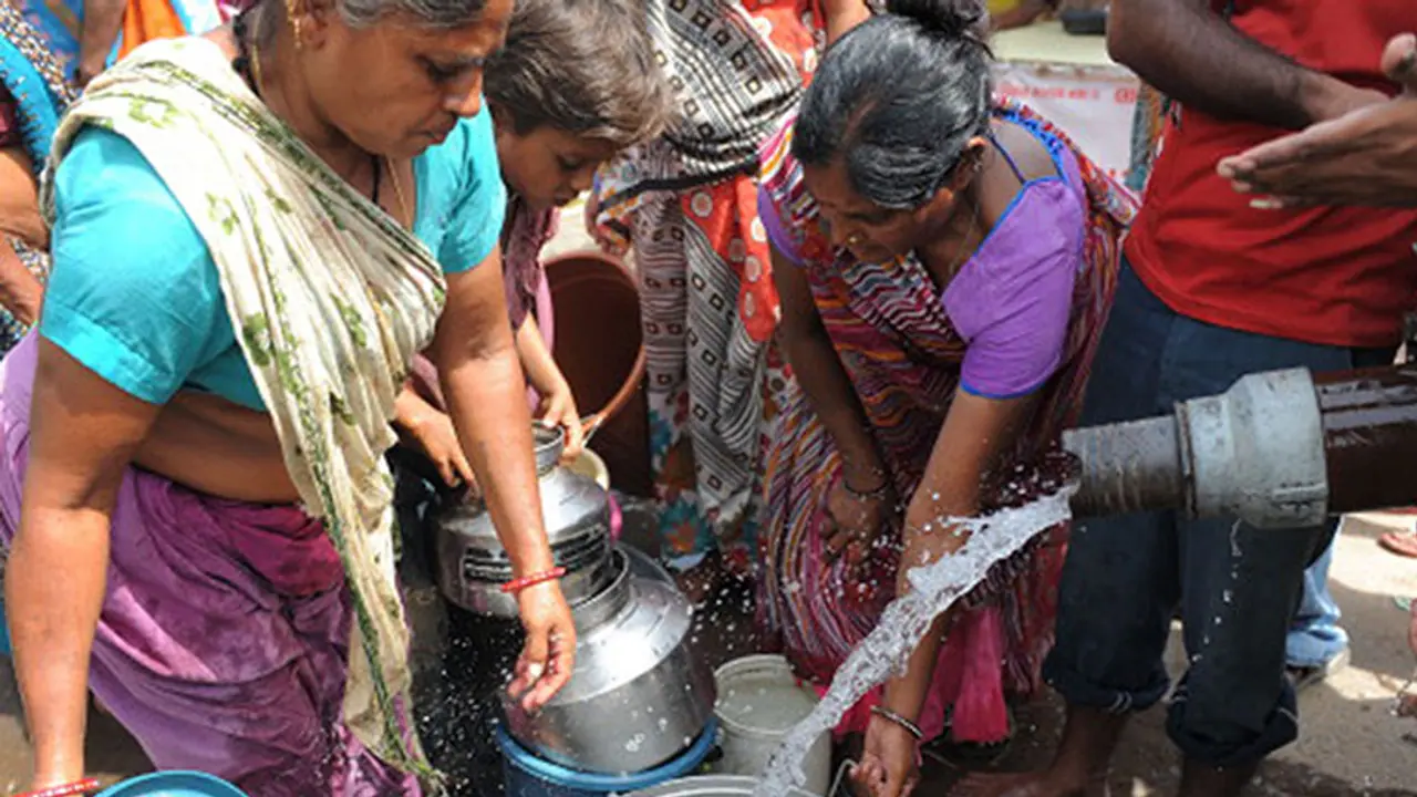 ಕಲಬುರಗಿ: ನೀರಿಗಾಗಿ ನೀರೆಯರ ಜಡೆ ಜಗಳ..!