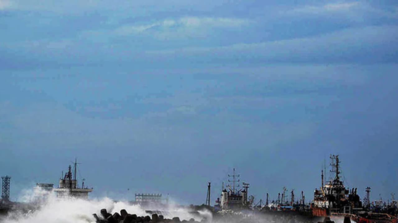 Cyclone Vardah hits coastal Tamil Nadu, torrential rains begin Cyclone Vardah hits coastal Tamil Nadu, torrential rains begin