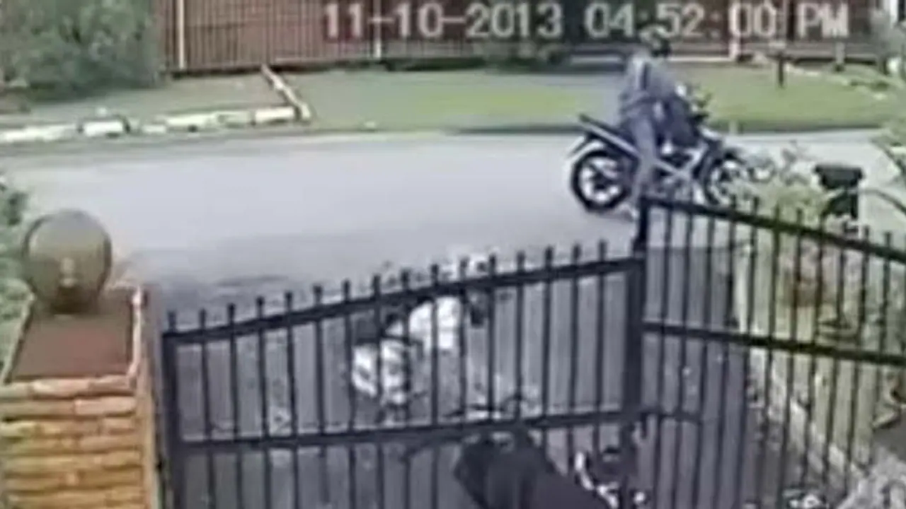 ಬೈಕ್ ಕಳ್ಳತನಕ್ಕೆ ಬಂದ ಕಳ್ಳ ಇನ್ನಿಲ್ಲದಂತೆ ಪರದಾಡಿದ ಬೈಕ್ ಕಳ್ಳತನಕ್ಕೆ ಬಂದ ಕಳ್ಳ ಇನ್ನಿಲ್ಲದಂತೆ ಪರದಾಡಿದ