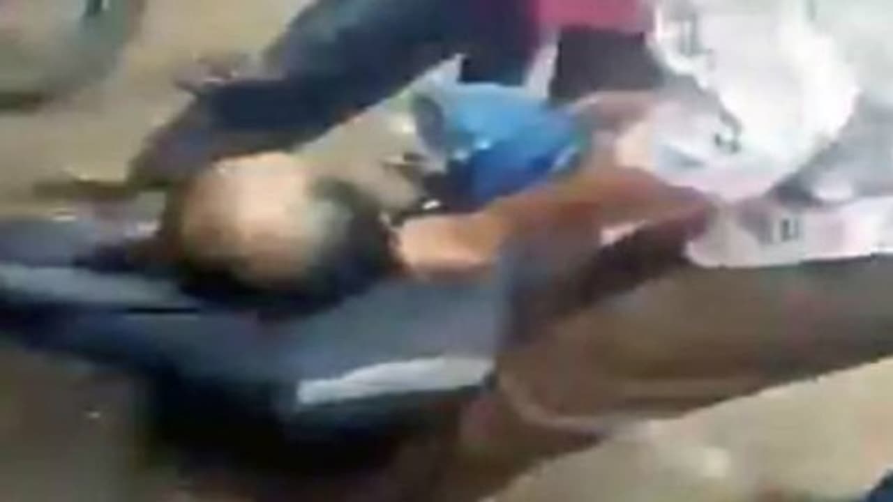 மாட்டுக்கறி வைத்திருந்ததாக கொடூர தாக்குதல் தொடரும் பசு பாதுகாவலர்களின் அட்டூழியம்.. மாட்டுக்கறி வைத்திருந்ததாக கொடூர தாக்குதல் தொடரும் பசு பாதுகாவலர்களின் அட்டூழியம்..