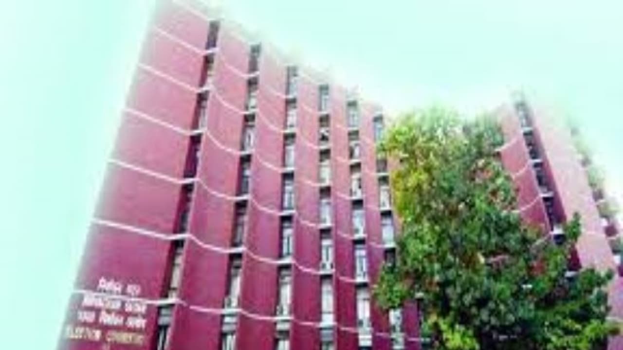 இரட்டை இலை யாருக்கு ? இன்று இறுதி கட்ட விசாரணை! இரட்டை இலை யாருக்கு ? இன்று இறுதி கட்ட விசாரணை!