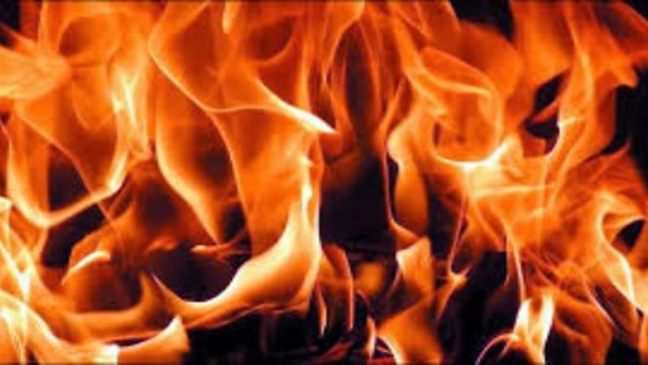 காதல் மனைவியை பிரித்து சென்று கருவை கலைத்த காதலியின் பெற்றோர்; மனைவியை ஒப்படைக்குமாறு கணவன், அமைச்சர் முன் தீக்குளிப்பு… காதல் மனைவியை பிரித்து சென்று கருவை கலைத்த காதலியின் பெற்றோர்; மனைவியை ஒப்படைக்குமாறு கணவன், அமைச்சர் முன் தீக்குளிப்பு…