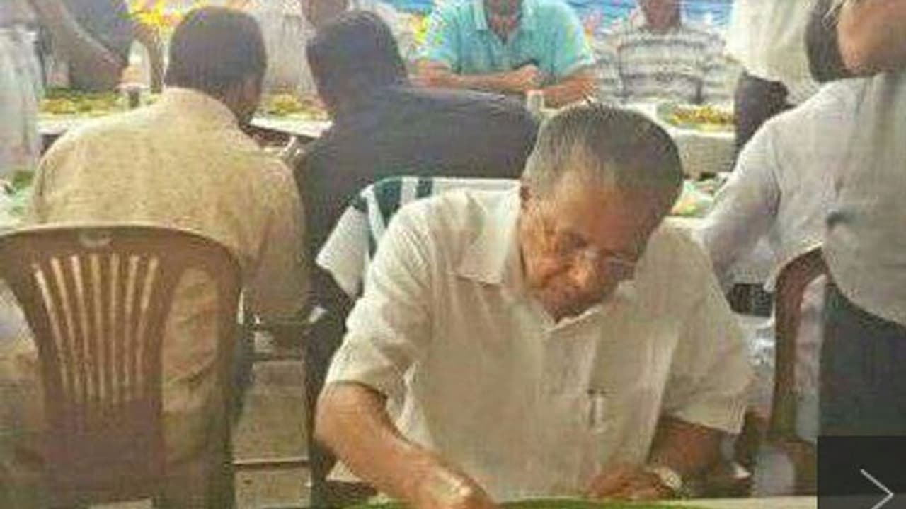 ఈ కాకాహోటల్లో కేరళ సీఎం ఏం చేస్తున్నాడబ్బా! ఈ కాకాహోటల్లో కేరళ సీఎం ఏం చేస్తున్నాడబ్బా!