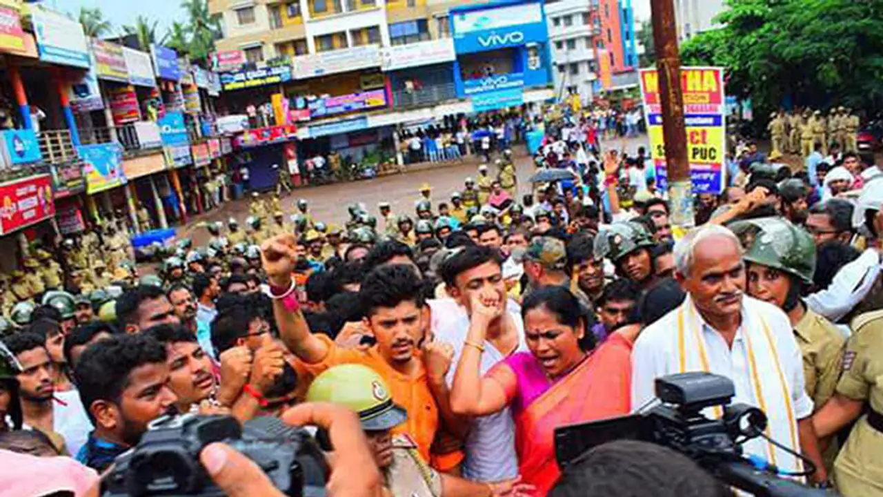 Congress feels the heat over communal flare up in DK, Udupi Congress feels the heat over communal flare up in DK, Udupi