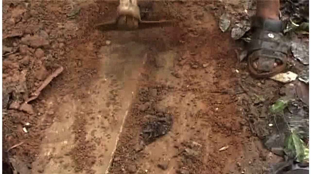 മഴക്കാലത്ത് റോഡ് വൃത്തിയാക്കാനിറങ്ങിയ നാട്ടുകാര്ക്ക് കെഎസ്ഇബി വക സര്പ്രൈസ് മഴക്കാലത്ത് റോഡ് വൃത്തിയാക്കാനിറങ്ങിയ നാട്ടുകാര്ക്ക് കെഎസ്ഇബി വക സര്പ്രൈസ്