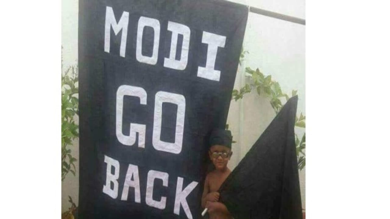 “இது எங்க ஏரியா உள்ள வராத” மோடியே திரும்பிப் போ தாறுமாறு கருப்புக்கொடி எதிர்ப்பு! “இது எங்க ஏரியா உள்ள வராத” மோடியே திரும்பிப் போ தாறுமாறு கருப்புக்கொடி எதிர்ப்பு!