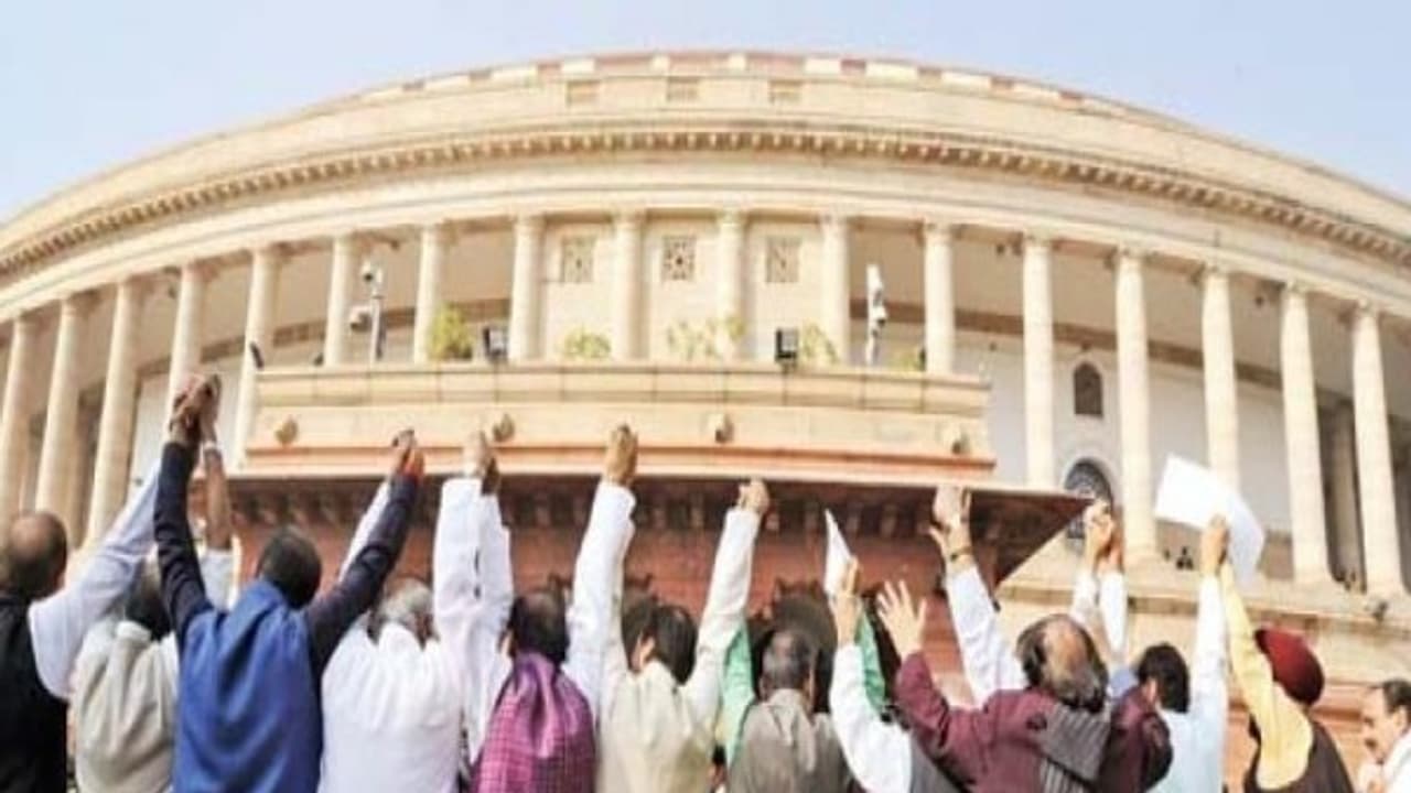 ஒரு ஆண்டுக்கு முன்னதாகவே நாடாளுமன்ற தேர்தல்...? மத்திய அரசு திட்டம்!! ஒரு ஆண்டுக்கு முன்னதாகவே நாடாளுமன்ற தேர்தல்...? மத்திய அரசு திட்டம்!!