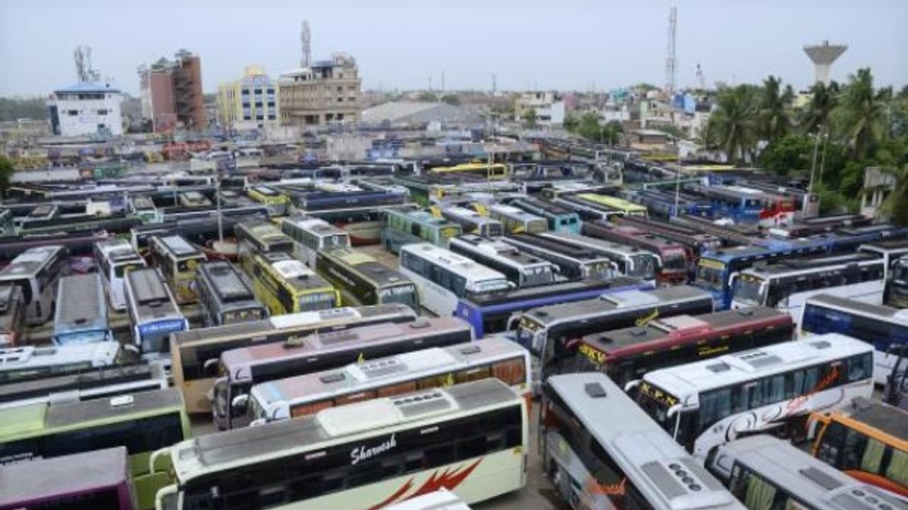 இன்று முதல் கண்காணிப்பு வட்டத்திற்குள் வருகிறது கூடுதல் கட்டணம் வசூலிக்கும் ஆம்னி பேருந்துகள்… இன்று முதல் கண்காணிப்பு வட்டத்திற்குள் வருகிறது கூடுதல் கட்டணம் வசூலிக்கும் ஆம்னி பேருந்துகள்…