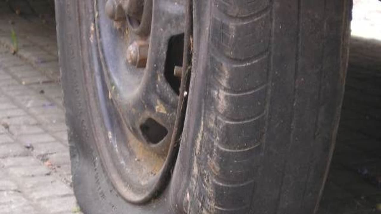 ஓடிக்கொண்டிருந்த அரசுப் பேருந்தின் டயர் திடிரென வெடித்தது; கட்டுப்பாட்டை இழந்ததால் பயணிகள் அச்சம்... ஓடிக்கொண்டிருந்த அரசுப் பேருந்தின் டயர் திடிரென வெடித்தது; கட்டுப்பாட்டை இழந்ததால் பயணிகள் அச்சம்...