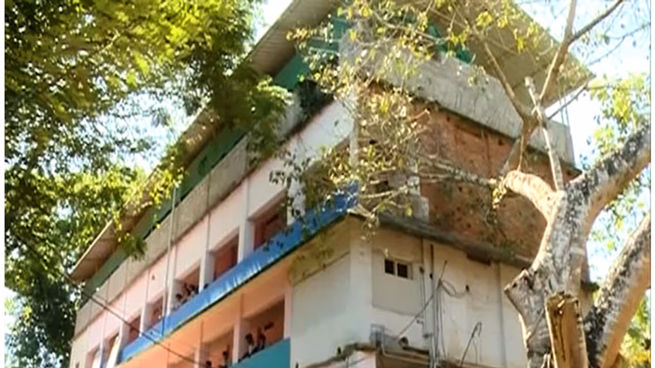 സ്കൂള് കെട്ടിടത്തിന് മുകളില് നിന്ന് ചാടി വിദ്യാര്ത്ഥി ആത്മഹത്യക്ക് ശ്രമിച്ചു സ്കൂള് കെട്ടിടത്തിന് മുകളില് നിന്ന് ചാടി വിദ്യാര്ത്ഥി ആത്മഹത്യക്ക് ശ്രമിച്ചു