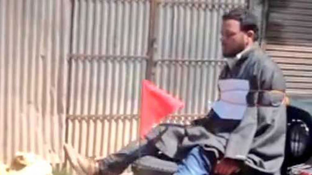 സൈന്യം മനുഷ്യകവചമാക്കിയ യുവാവിന് ഭ്രഷ്ട് കല്പിച്ച് നാട്ടുകാര് സൈന്യം മനുഷ്യകവചമാക്കിയ യുവാവിന് ഭ്രഷ്ട് കല്പിച്ച് നാട്ടുകാര്