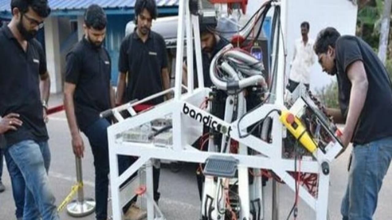 மலம் அள்ளும் பெருச்சாளி…. சாக்கடை சாவுகளுக்கு சாவுமணி அடித்த கேரள அரசு !!! மலம் அள்ளும் பெருச்சாளி…. சாக்கடை சாவுகளுக்கு சாவுமணி அடித்த கேரள அரசு !!!