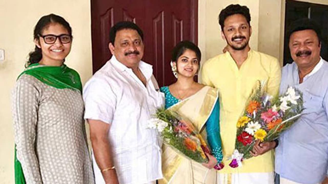 മകന്റെ വിവാഹം രജിസ്റ്റർ ഓഫീസിൽ: യാഥാര്ത്ഥ്യം വെളിപ്പെടുത്തി ലാലു അലക്സ് മകന്റെ വിവാഹം രജിസ്റ്റർ ഓഫീസിൽ: യാഥാര്ത്ഥ്യം വെളിപ്പെടുത്തി ലാലു അലക്സ്