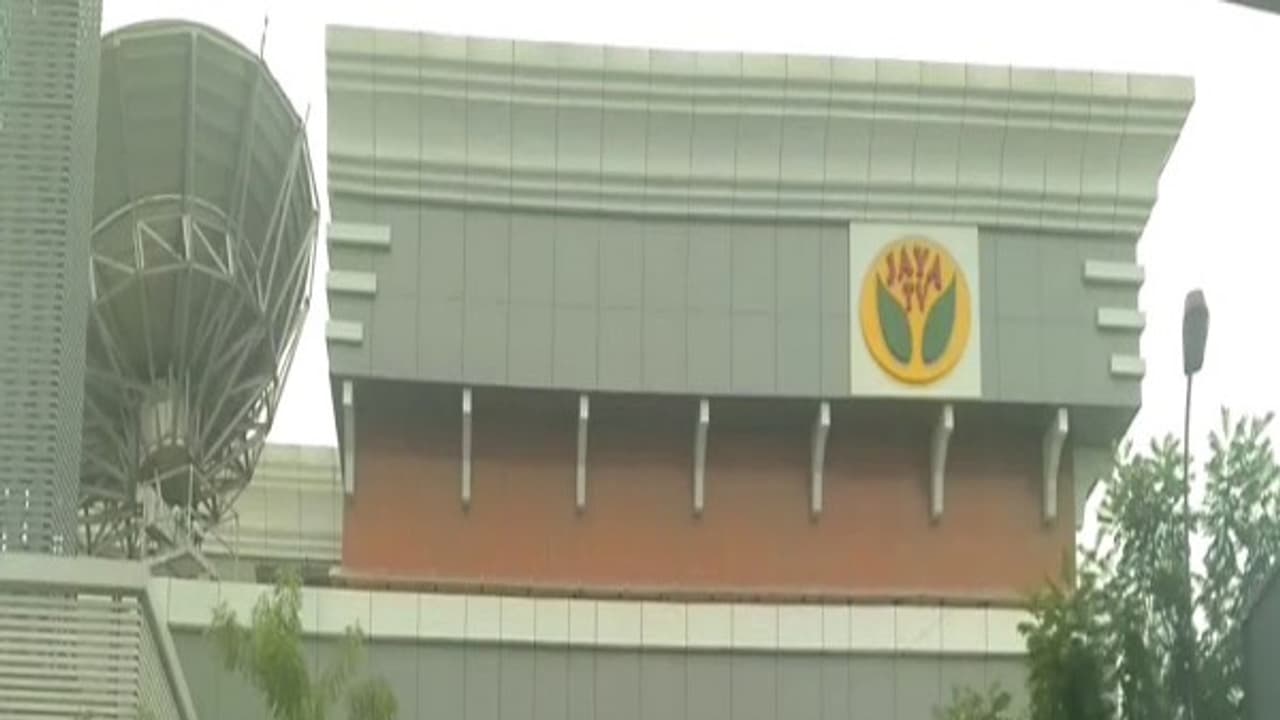 கடைசியாக ஜெயா டிவி மேனேஜரின் லாக்கரையும் விட்டு வைக்காத ஐ.டி.! கடைசியாக ஜெயா டிவி மேனேஜரின் லாக்கரையும் விட்டு வைக்காத ஐ.டி.!