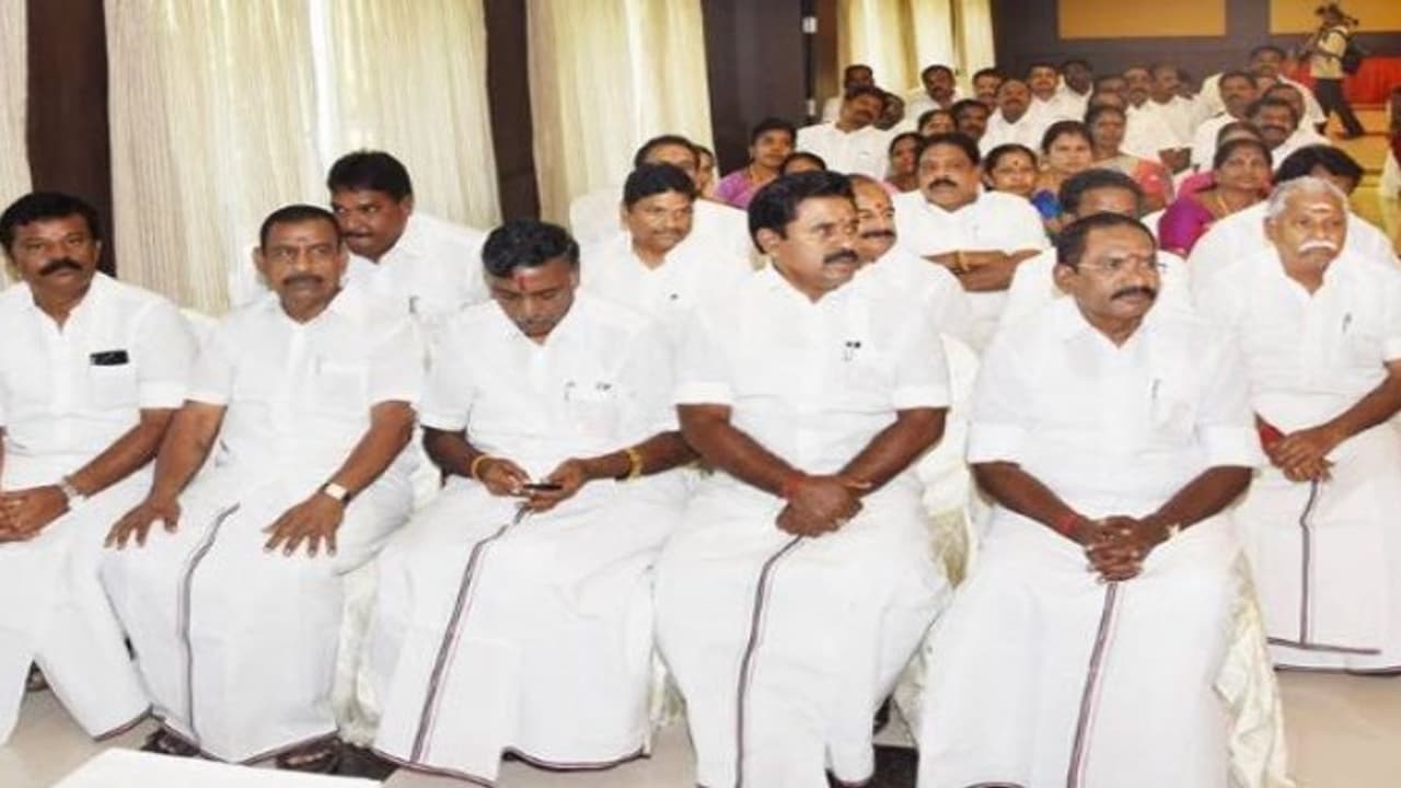 சசிகலா ஆதரவு எம்எல்ஏக்களின் பதவிக்கு ஆப்பு...!! சசிகலா ஆதரவு எம்எல்ஏக்களின் பதவிக்கு ஆப்பு...!!