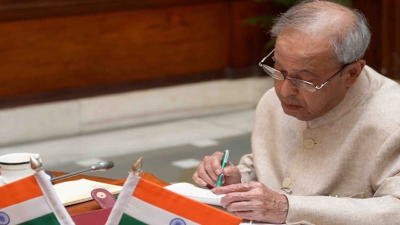 পরবর্তী প্রেসিডেন্ট বাছতে তুলকালাম কংগ্রেসে, গভীর কোমাতেই থাকলেন দলের 'চাণক্য' প্রণব মুখোপাধ্যায় পরবর্তী প্রেসিডেন্ট বাছতে তুলকালাম কংগ্রেসে, গভীর কোমাতেই থাকলেন দলের 'চাণক্য' প্রণব মুখোপাধ্যায়