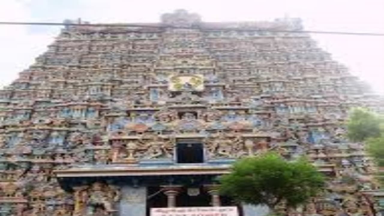 கருகிய புறாக்கள்… இடிந்து விழுந்த மேற்கூரை… மீனாட்சி அம்மன் கோவில் கிழக்கு கோபுரத்தால் சகுன தடையா…. பக்தர்கள் அதிர்ச்சி…. கருகிய புறாக்கள்… இடிந்து விழுந்த மேற்கூரை… மீனாட்சி அம்மன் கோவில் கிழக்கு கோபுரத்தால் சகுன தடையா…. பக்தர்கள் அதிர்ச்சி….