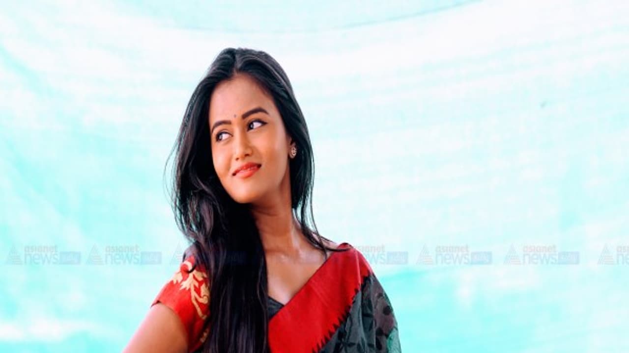 கலர் ஃபுல் புடவைகளில்... ரசிகர்களை கட்டி இழுக்கும் நடிகை நீத்து வாசுதேவன் அழகிய புகைப்படங்கள்..! கலர் ஃபுல் புடவைகளில்... ரசிகர்களை கட்டி இழுக்கும் நடிகை நீத்து வாசுதேவன் அழகிய புகைப்படங்கள்..!