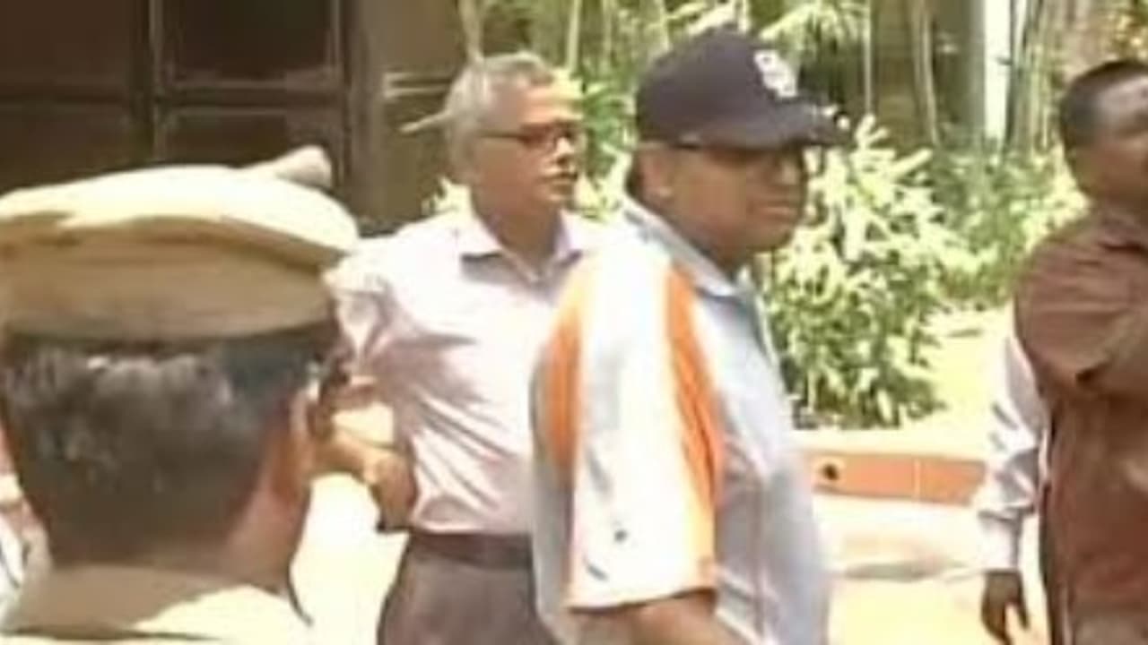 அன்று ஜெ.க்கு போட்ட அதே செக்ஷன்; வரலாறு திரும்புகிறதா? கார்த்திக் சிதம்பரம் கைதாகிறார்?...சிதம்பரத்தையும் சேர்க்க சி.பி.ஐ. அதிகாரிகள் தீவிரம் அன்று ஜெ.க்கு போட்ட அதே செக்ஷன்; வரலாறு திரும்புகிறதா? கார்த்திக் சிதம்பரம் கைதாகிறார்?...சிதம்பரத்தையும் சேர்க்க சி.பி.ஐ. அதிகாரிகள் தீவிரம்