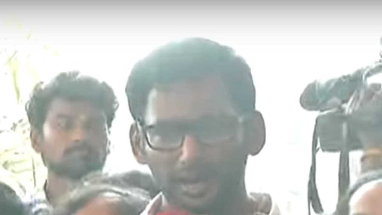 அரசியலில் ஈடுபடக் கூடாது என்று சங்க சட்ட விதியில் இல்லை! விஷால் பொளேர்! அரசியலில் ஈடுபடக் கூடாது என்று சங்க சட்ட விதியில் இல்லை! விஷால் பொளேர்!