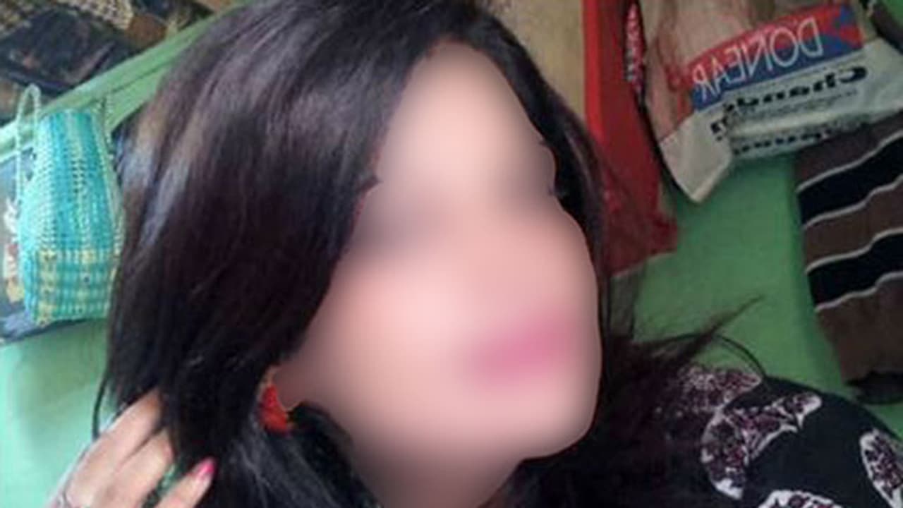 This girl is more dangerous than dacoits, stay away from her This girl is more dangerous than dacoits, stay away from her