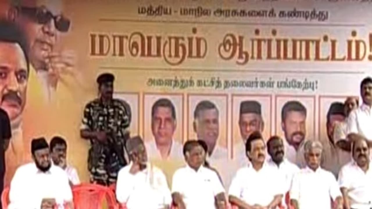 நீட்டுக்கு எதிராக போராட்டம் களத்தில் குதித்த எதிர்கட்சி தலைவர்கள்... நீட்டுக்கு எதிராக போராட்டம் களத்தில் குதித்த எதிர்கட்சி தலைவர்கள்...