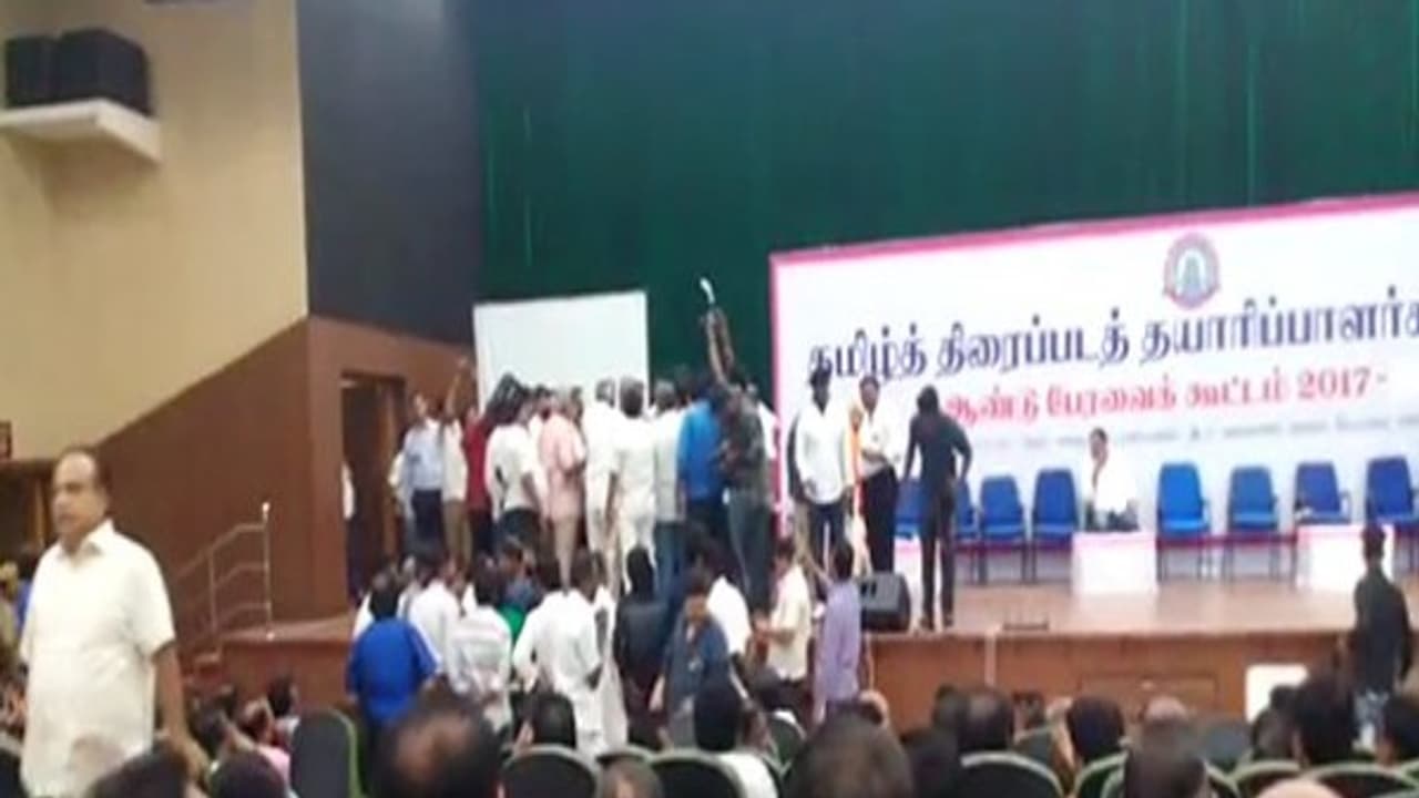 தமிழ் திரைப்பட தயாரிப்பாளர்கள் சங்கங்களின் பதிவை ரத்து செய்ய கோரி வழக்கு. விளக்கம் அளிக்க நீதிமன்றம் உத்தரவு. தமிழ் திரைப்பட தயாரிப்பாளர்கள் சங்கங்களின் பதிவை ரத்து செய்ய கோரி வழக்கு. விளக்கம் அளிக்க நீதிமன்றம் உத்தரவு.