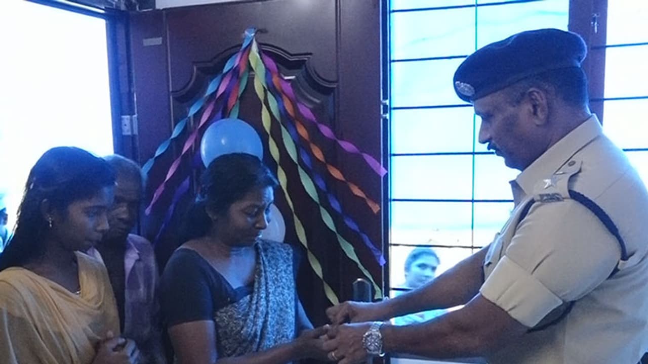 നിർധന കുടുംബത്തിന് വീട് നിർമ്മിച്ച് പോലീസ് നിർധന കുടുംബത്തിന് വീട് നിർമ്മിച്ച് പോലീസ്