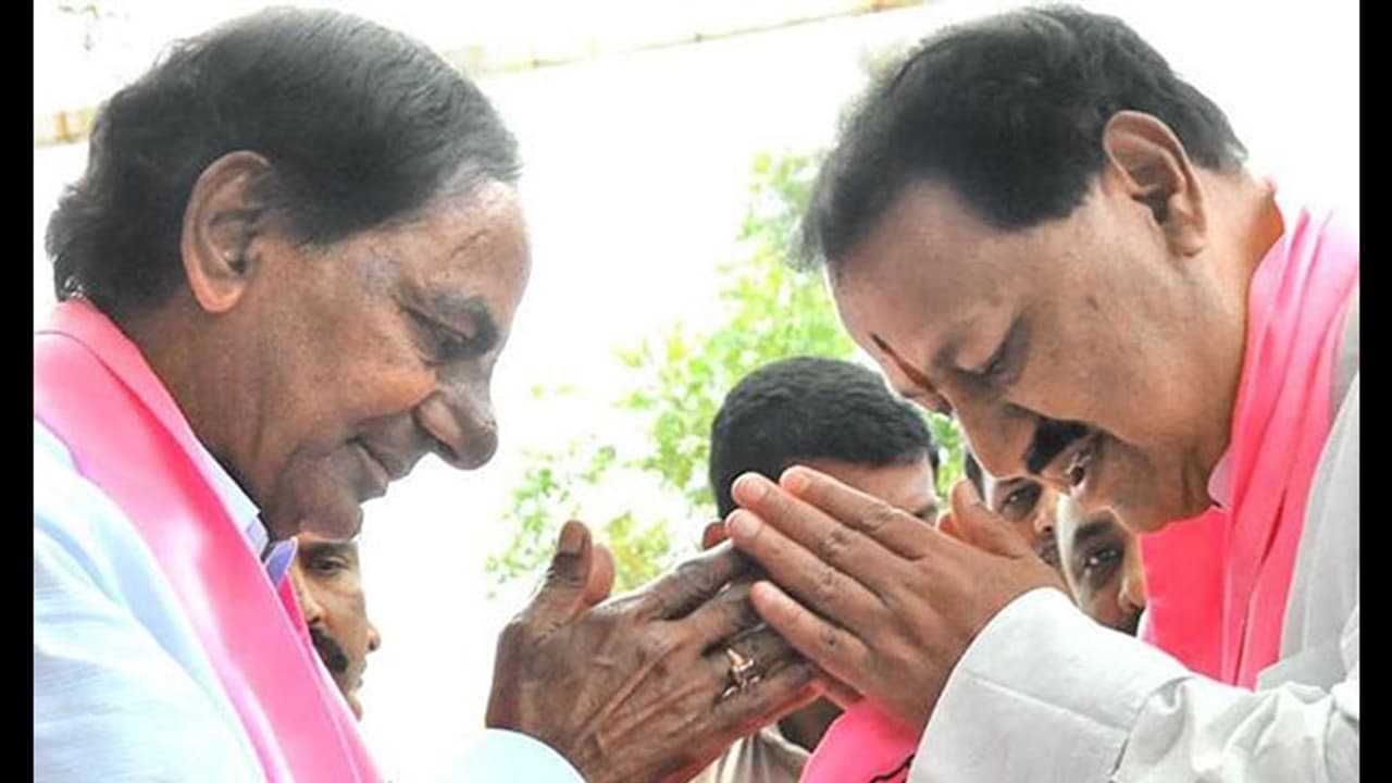 డీఎస్కు అపాయింట్మెంట్ ఇవ్వని కేసీఆర్: అనుచరులతో మంతనాలు డీఎస్కు అపాయింట్మెంట్ ఇవ్వని కేసీఆర్: అనుచరులతో మంతనాలు