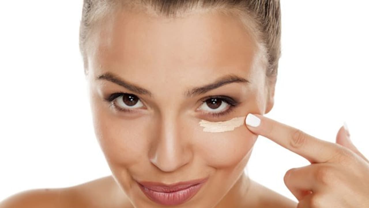 இனி கருவளையத்தை மேக்கப் போட்டு மறைக்க வேண்டாம்! இதோ அதனை முழுவதும் அகற்றும் டிப்ஸ்... இனி கருவளையத்தை மேக்கப் போட்டு மறைக்க வேண்டாம்! இதோ அதனை முழுவதும் அகற்றும் டிப்ஸ்...