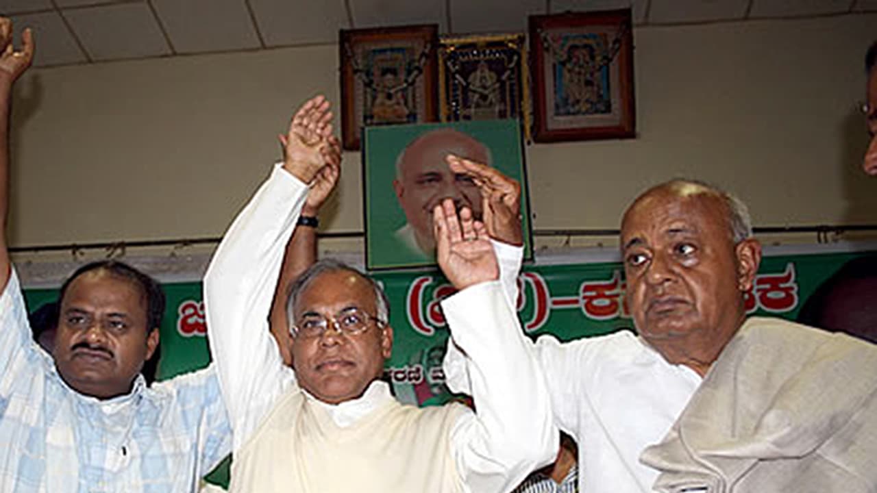 ಮರಳಿ ಜೆಡಿಎಸ್'ಗೆ ಬಂದ ಸಿಂಧ್ಯ: ಸಿದ್ದರಾಮಯ್ಯ ವಿರುದ್ಧ ತೊಡೆ ತಟ್ಟಿದ ಗೌಡರು ಮರಳಿ ಜೆಡಿಎಸ್'ಗೆ ಬಂದ ಸಿಂಧ್ಯ: ಸಿದ್ದರಾಮಯ್ಯ ವಿರುದ್ಧ ತೊಡೆ ತಟ್ಟಿದ ಗೌಡರು