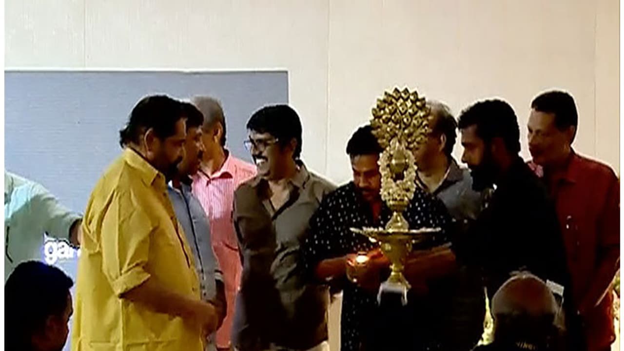 വിവാദങ്ങൾക്കിടെ ദീലീപിന്റെ നേതൃത്വത്തില് പുതിയ സിനിമാ സംഘടന പിറന്നു വിവാദങ്ങൾക്കിടെ ദീലീപിന്റെ നേതൃത്വത്തില് പുതിയ സിനിമാ സംഘടന പിറന്നു