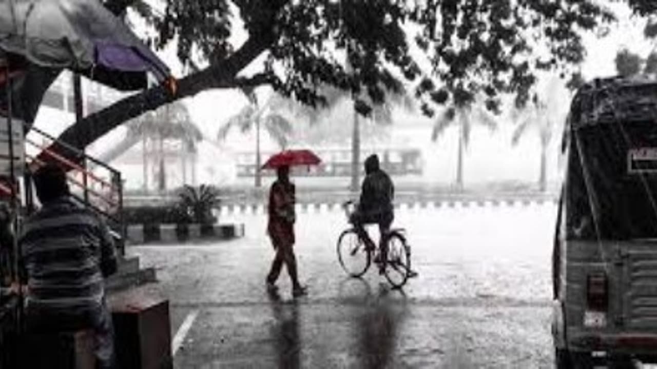 சென்னையில் விடிய விடிய வெளுத்து வாங்கிய மழை…. அப்பாடா வெப்பம் தணிஞ்சு குளிர்ச்சியா இருக்கு… பொதுமக்கள் மகிழ்ச்சி.. சென்னையில் விடிய விடிய வெளுத்து வாங்கிய மழை…. அப்பாடா வெப்பம் தணிஞ்சு குளிர்ச்சியா இருக்கு… பொதுமக்கள் மகிழ்ச்சி..