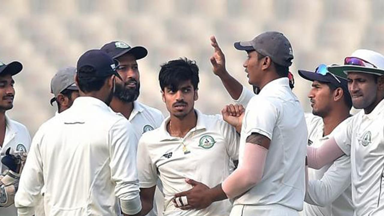 ரஞ்சி டிராபி: குஜராத்தை வீழ்த்தி விதர்பா சாதனை வெற்றி..! குறைவான ஸ்கோரை அடிக்கவிடாமல் தடுத்து வரலாற்று சாதனை