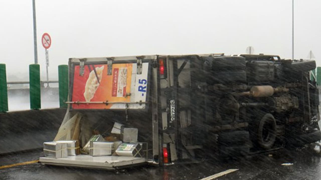 ಇಲ್ಲಿಗೂ ಬಂತು ಭೀಕರ ಚಂಡಮಾರುತ : ಜನಜೀವನ ತತ್ತರ ಇಲ್ಲಿಗೂ ಬಂತು ಭೀಕರ ಚಂಡಮಾರುತ : ಜನಜೀವನ ತತ್ತರ