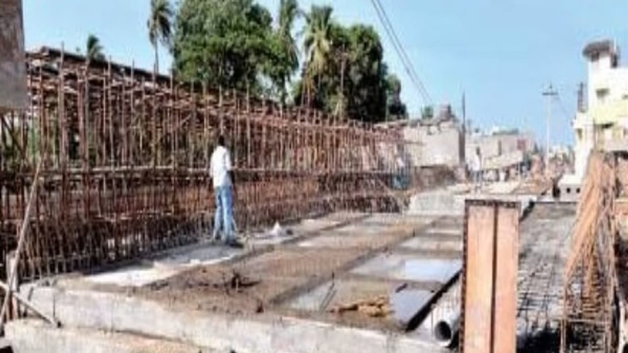 மேம்பாலத்தில் விரிசல்; ஆய்வு செய்தார் ஆட்சியர்...! காரணம் மட்டும் சொல்லல... மேம்பாலத்தில் விரிசல்; ஆய்வு செய்தார் ஆட்சியர்...! காரணம் மட்டும் சொல்லல...