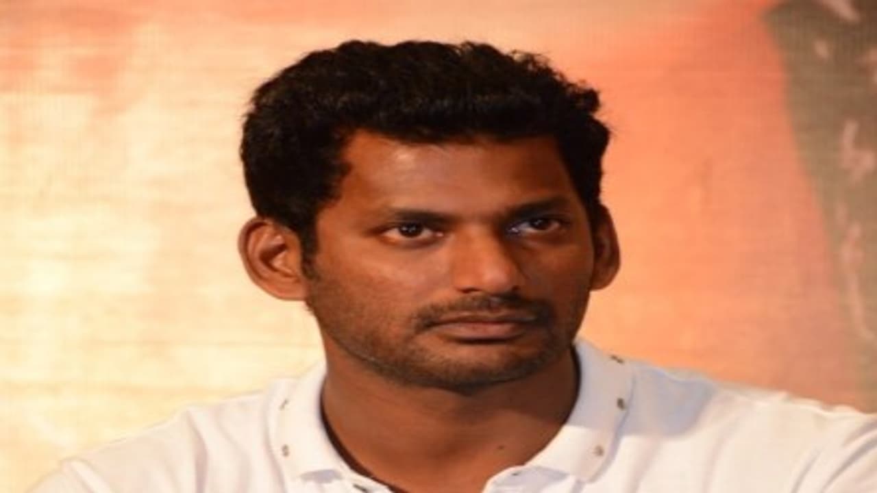 துப்பறிவாளனும் முக்கியம் இல்ல... சொந்த அப்பாவும் முக்கியம் இல்ல விஷால் எடுத்த முடிவு. துப்பறிவாளனும் முக்கியம் இல்ல... சொந்த அப்பாவும் முக்கியம் இல்ல விஷால் எடுத்த முடிவு.