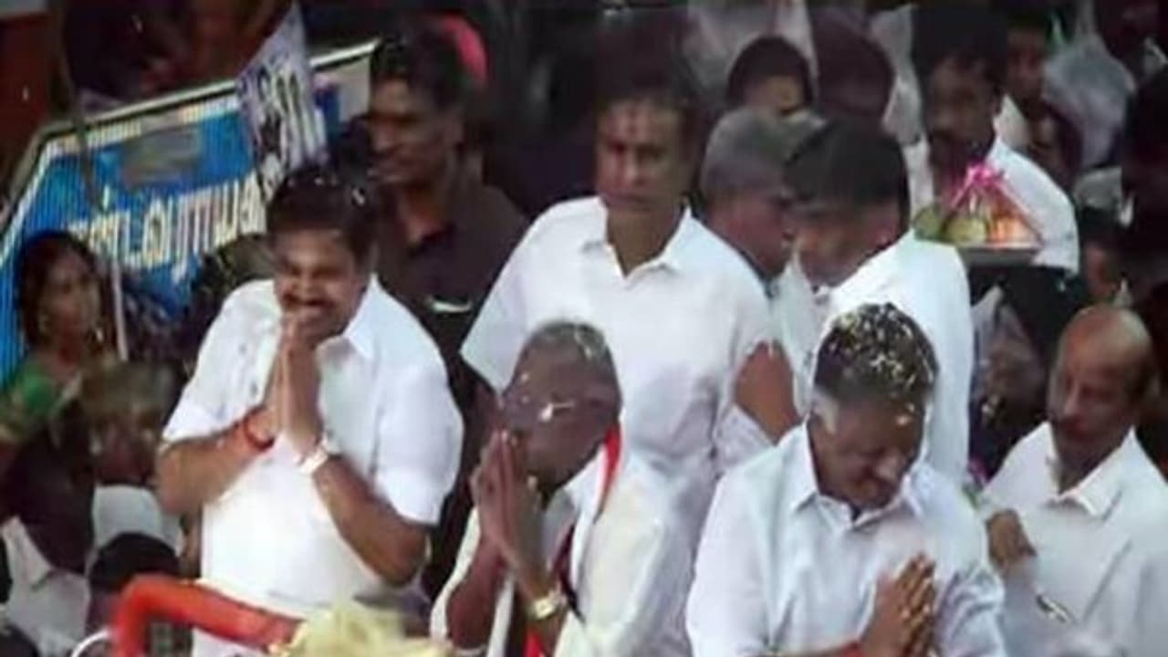 ஆர்.கே.நகர் குழப்பத்துக்கு தி.. தி..யே காரணம்...! திக் திக்... எடப்பாடியார்! ஆர்.கே.நகர் குழப்பத்துக்கு தி.. தி..யே காரணம்...! திக் திக்... எடப்பாடியார்!