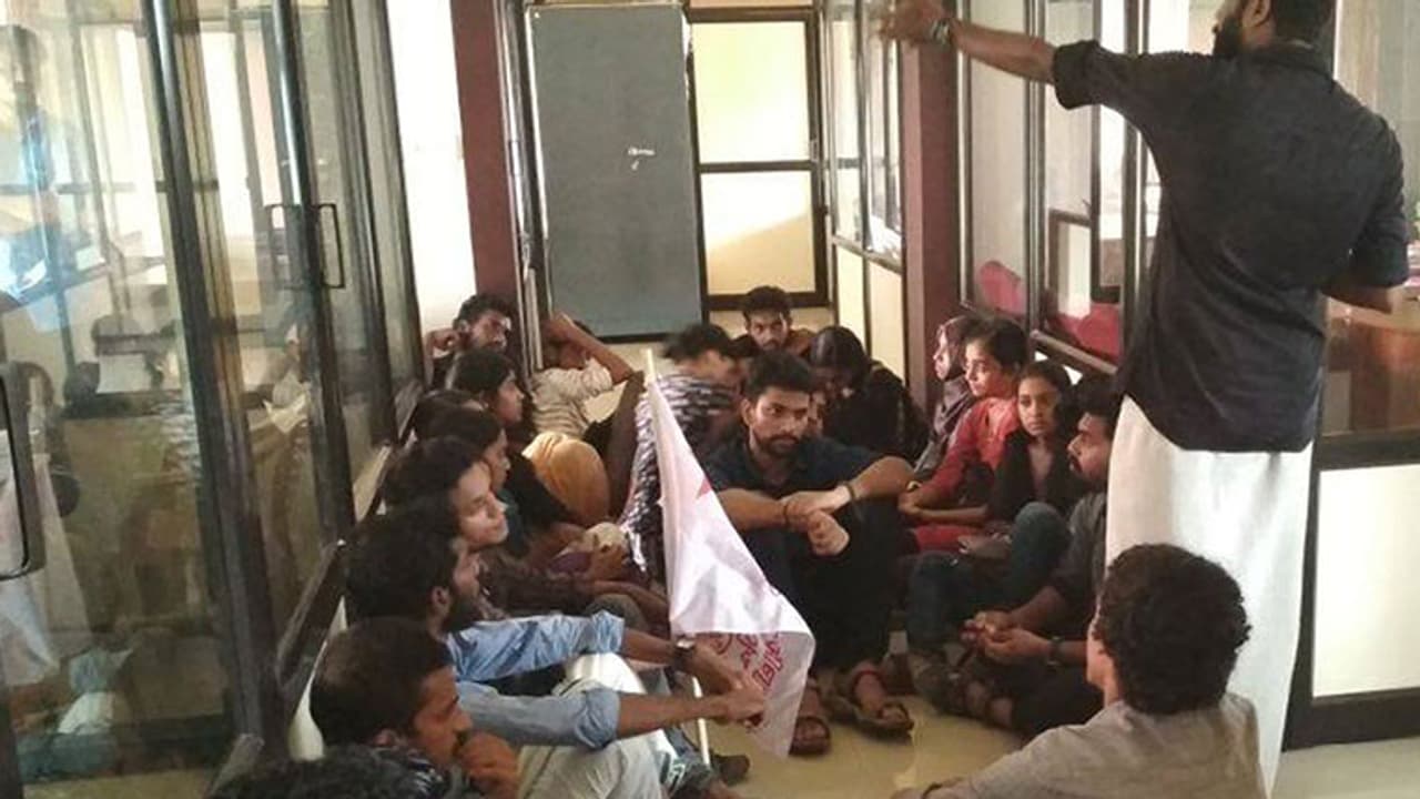 മലയാളം സർവകലാശാലയിൽ വിദ്യാർത്ഥികൾ രജിസ്ട്രാറെ പൂട്ടിയിട്ടു മലയാളം സർവകലാശാലയിൽ വിദ്യാർത്ഥികൾ രജിസ്ട്രാറെ പൂട്ടിയിട്ടു