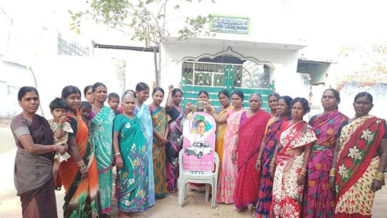 మళ్లీ కేసీఆర్ కు పాలాభిషేకం మళ్లీ కేసీఆర్ కు పాలాభిషేకం