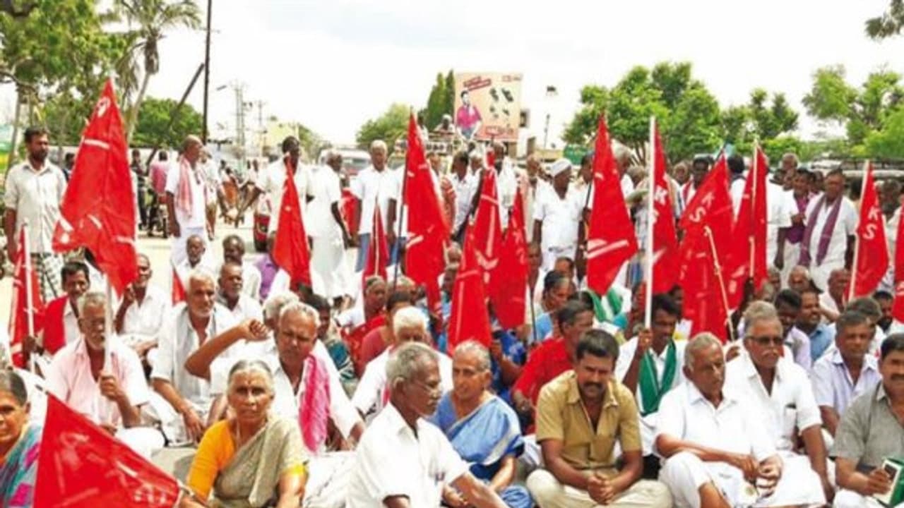 தூத்துக்குடியில் பயிர் காப்பீடு இழப்பீட்டு தொகை கேட்டு போராடிய 145 விவசாயிகள் கைது... தூத்துக்குடியில் பயிர் காப்பீடு இழப்பீட்டு தொகை கேட்டு போராடிய 145 விவசாயிகள் கைது...