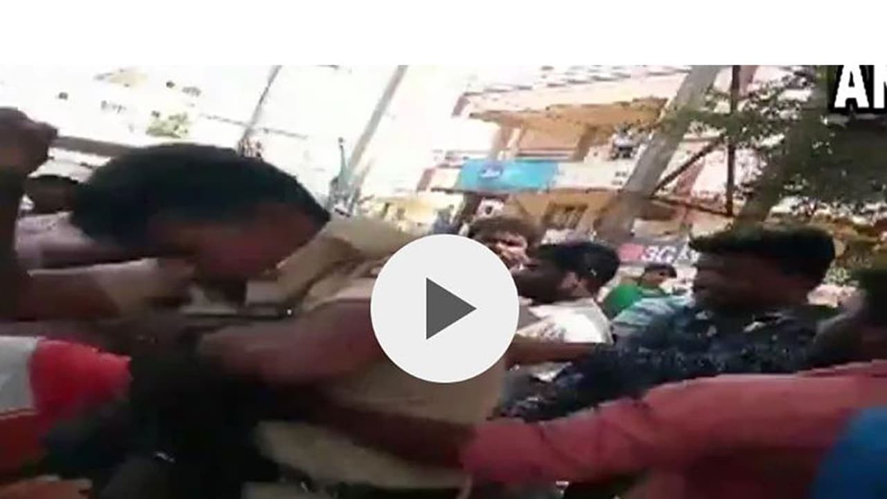 రెచ్చిపోయిన పేకాటరాయుళ్లు, పోలీసుపైనే దాడి (వీడియో) రెచ్చిపోయిన పేకాటరాయుళ్లు, పోలీసుపైనే దాడి (వీడియో)