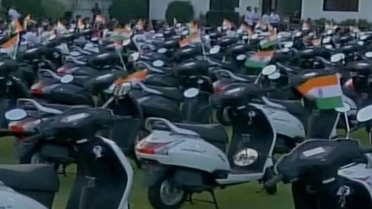 லாபம் ஈட்டிக்கொடுத்த ஊழியர்களுக்கு “ஸ்கூட்டர் பரிசு” சூரத் வைர வியாபாரியின் தாராள மனம் லாபம் ஈட்டிக்கொடுத்த ஊழியர்களுக்கு “ஸ்கூட்டர் பரிசு” சூரத் வைர வியாபாரியின் தாராள மனம்