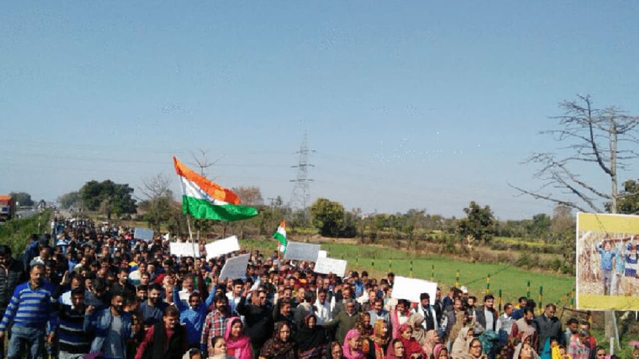 എട്ടു വയസുകാരിയെ ബലാത്സംഗം ചെയ്ത പ്രതിയെ അനുകൂലിച്ച് ദേശീയ പതാകയെന്തി റാലി എട്ടു വയസുകാരിയെ ബലാത്സംഗം ചെയ്ത പ്രതിയെ അനുകൂലിച്ച് ദേശീയ പതാകയെന്തി റാലി