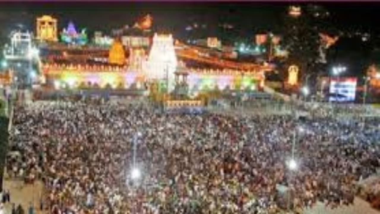 கோலாகலமாக துவங்கியது திருப்பதி பிரம்மோற்சவம் பக்தி பிரவேசத்தில் பக்தர்கள்... கோலாகலமாக துவங்கியது திருப்பதி பிரம்மோற்சவம் பக்தி பிரவேசத்தில் பக்தர்கள்...