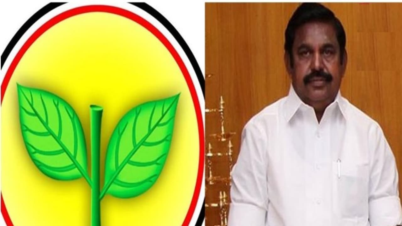 இரட்டை இலை சின்னத்தை எங்களுக்கே குடுத்துடுங்க..! தேர்தல் ஆணையரை சந்திக்கின்றனர் பழனிச்சாமி அணியினர்..! இரட்டை இலை சின்னத்தை எங்களுக்கே குடுத்துடுங்க..! தேர்தல் ஆணையரை சந்திக்கின்றனர் பழனிச்சாமி அணியினர்..!