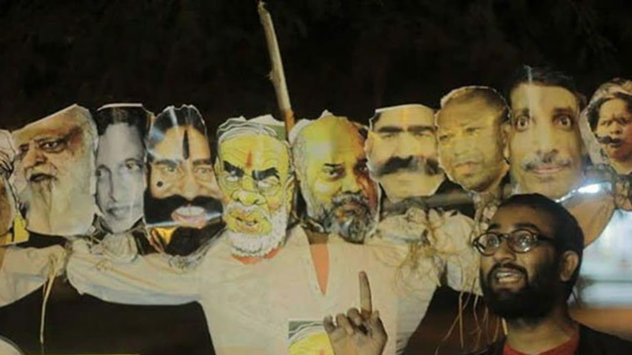 ಮತ್ತೊಂದು ವಿವಾದದ ಸುಳಿಯಲ್ಲಿ ನವದೆಹಲಿಯ ಜೆಎನ್ಯು ವಿವಿ: ರಾವಣನ ಪ್ರತಿಕೃತಿಗೆ ಮೋದಿ ಭಾವಚಿತ್ರ ಅಂಟಿಸಿ ದಹಿಸಿದ ವಿದ್ಯಾರ್ಥಿಗಳು