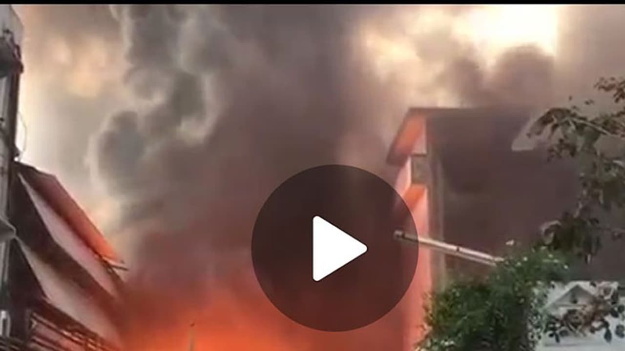 జీడిమెట్ల పారిశ్రామికవాడలో భారీ అగ్నిప్రమాదం (వీడియో) జీడిమెట్ల పారిశ్రామికవాడలో భారీ అగ్నిప్రమాదం (వీడియో)