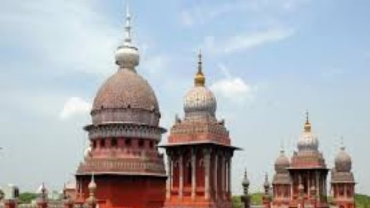 ஆர்.கே.நகரில் டிடிவி தினகரன் வெற்றி பெற்றது செல்லும்... உயர்நீதிமன்றம் அதிரடி ஆர்.கே.நகரில் டிடிவி தினகரன் வெற்றி பெற்றது செல்லும்... உயர்நீதிமன்றம் அதிரடி